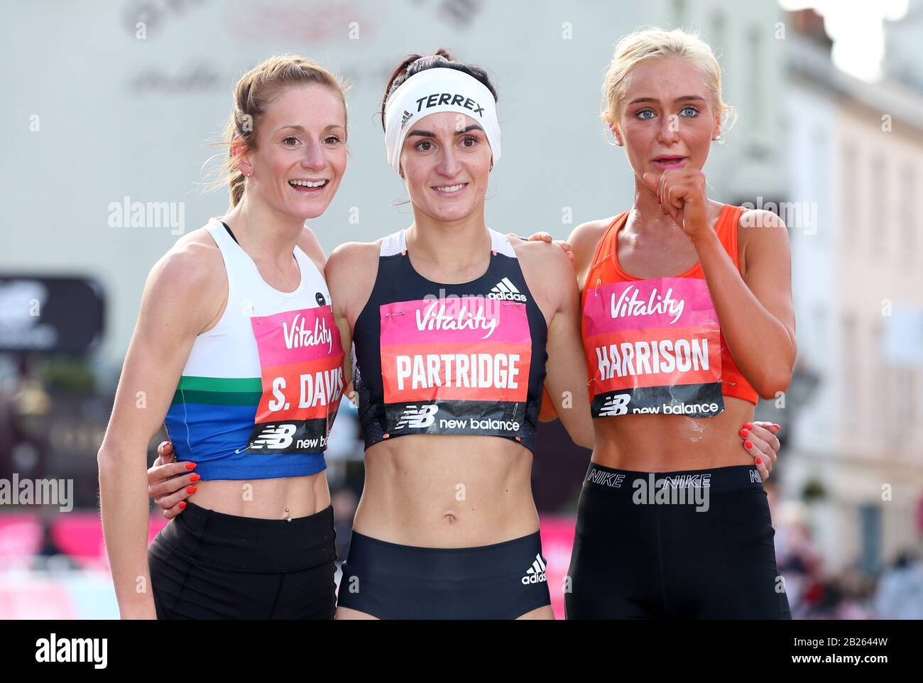 La gagnante Lily Partridge, la deuxième place de Samantha Harrison (à droite) et la troisième place de Stephanie Davis (à gauche) après la course des femmes pendant la grande Moitié vitalité de Londres. Banque D'Images