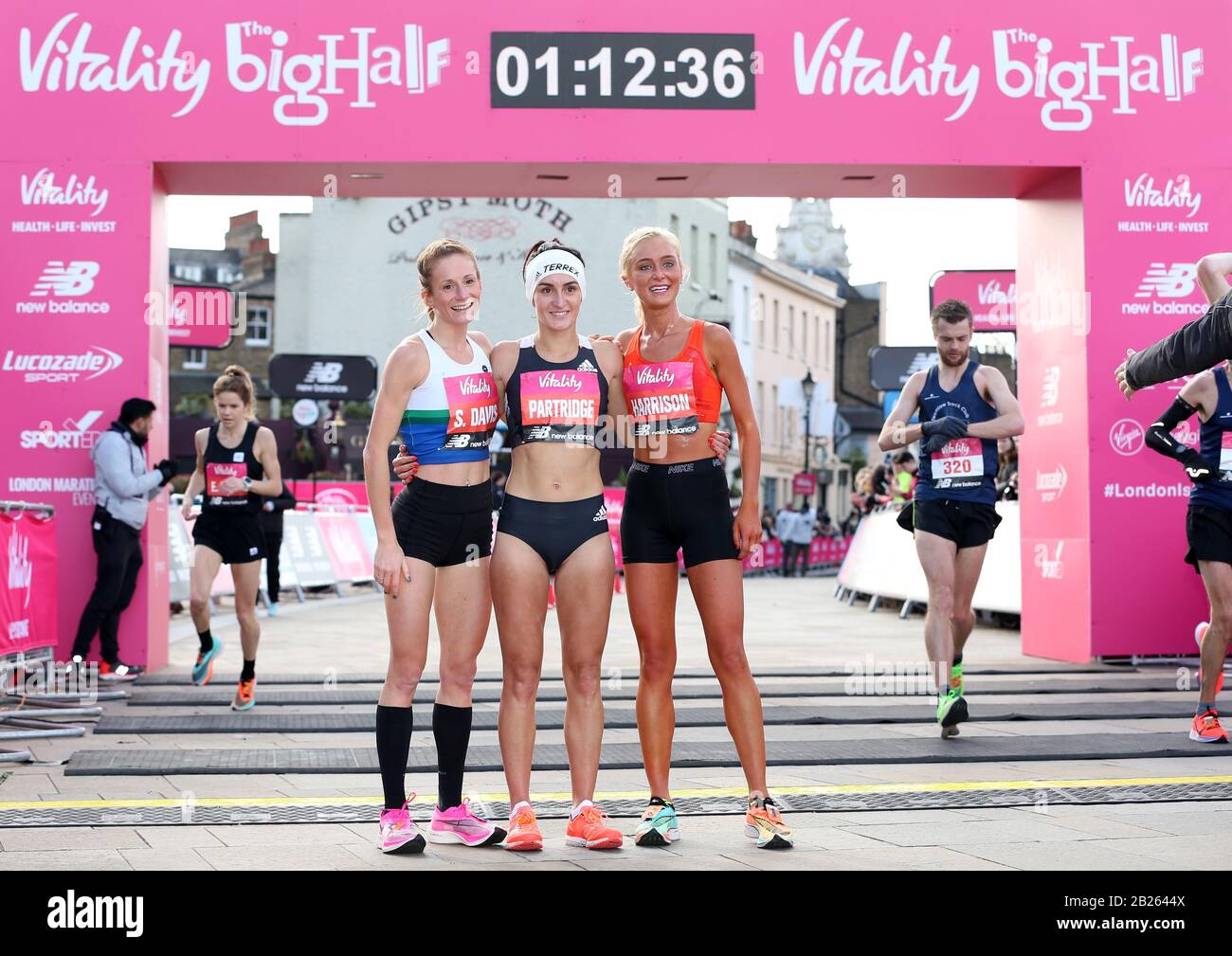 La gagnante Lily Partridge, la deuxième place de Samantha Harrison (à droite) et la troisième place de Stephanie Davis (à gauche) après la course des femmes pendant la grande Moitié vitalité de Londres. Banque D'Images