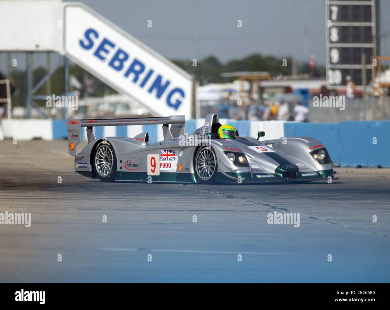 Audi UK Audi R 8 course dans la course 2003 Sebring 12 heures Banque D'Images Audi UK Audi R 8 course dans la course 2003 Sebring 12 heures Banque D'Images
