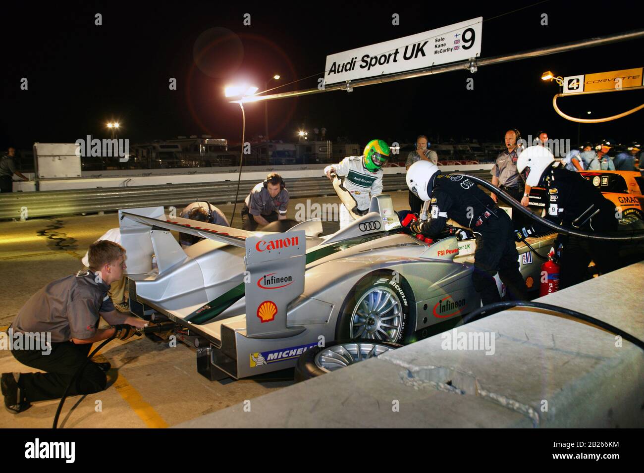 Arrêt nuit Pit dans les fosses Audi UK dans la course 2003 Sebring 12 heures Banque D'Images Arrêt nuit Pit dans les fosses Audi UK dans la course 2003 Sebring 12 heures Banque D'Images