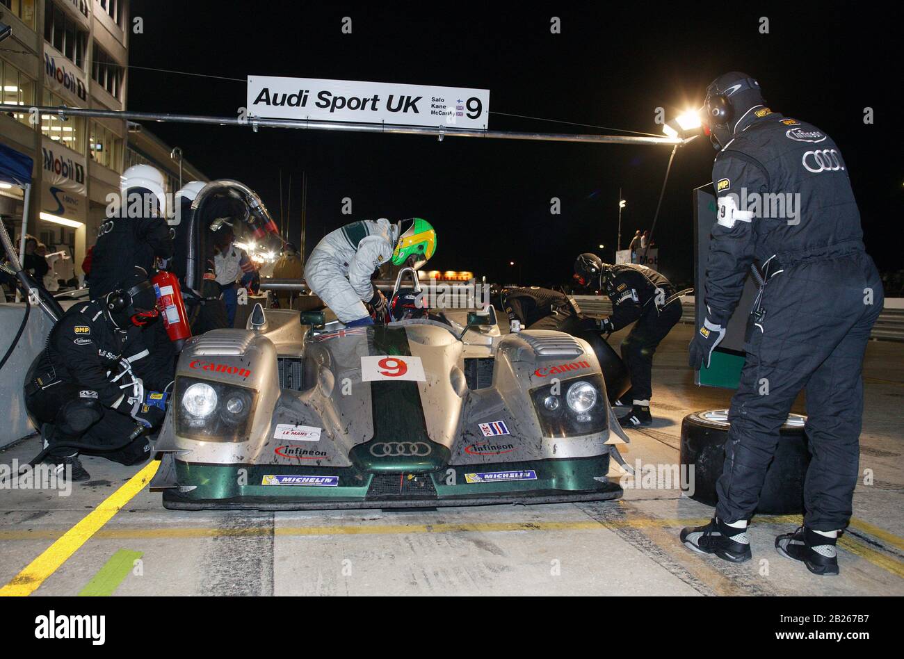 Arrêt nuit Pit dans les fosses Audi UK dans la course 2003 Sebring 12 heures Banque D'Images Arrêt nuit Pit dans les fosses Audi UK dans la course 2003 Sebring 12 heures Banque D'Images