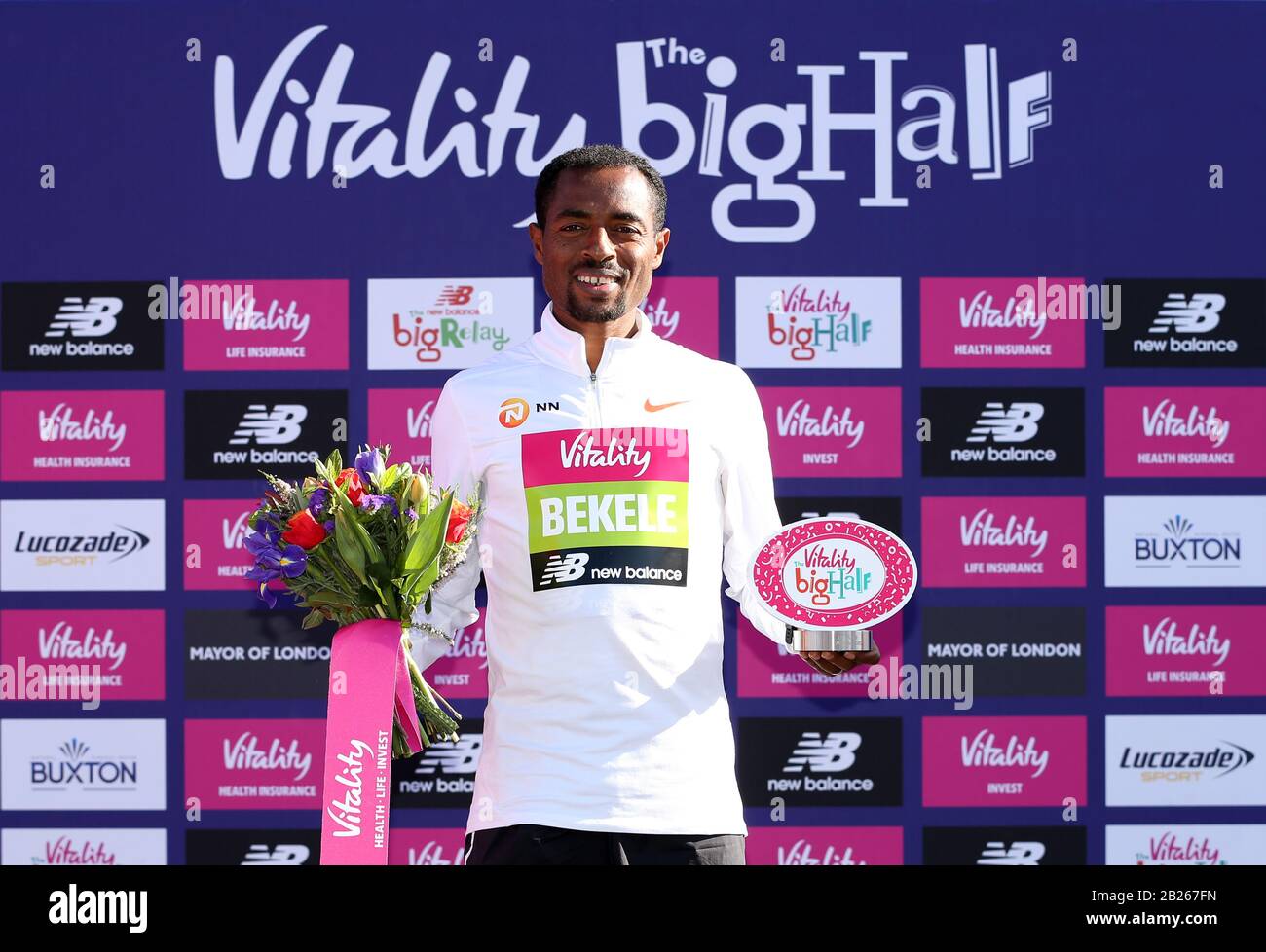 Kenenisa Bekele après avoir remporté la course masculine pendant la Vitality Big Half à Londres. Banque D'Images