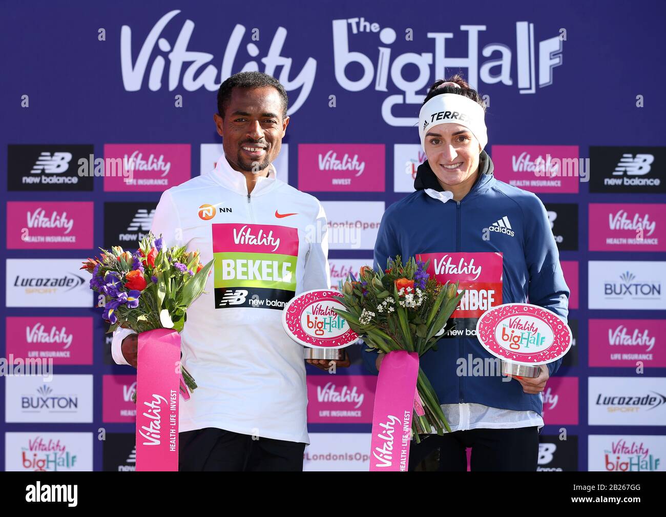 Kenenisa Bekele et Lily Partridge après avoir remporté les courses pour hommes et pour femmes pendant la Vitality Big Half à Londres. Banque D'Images