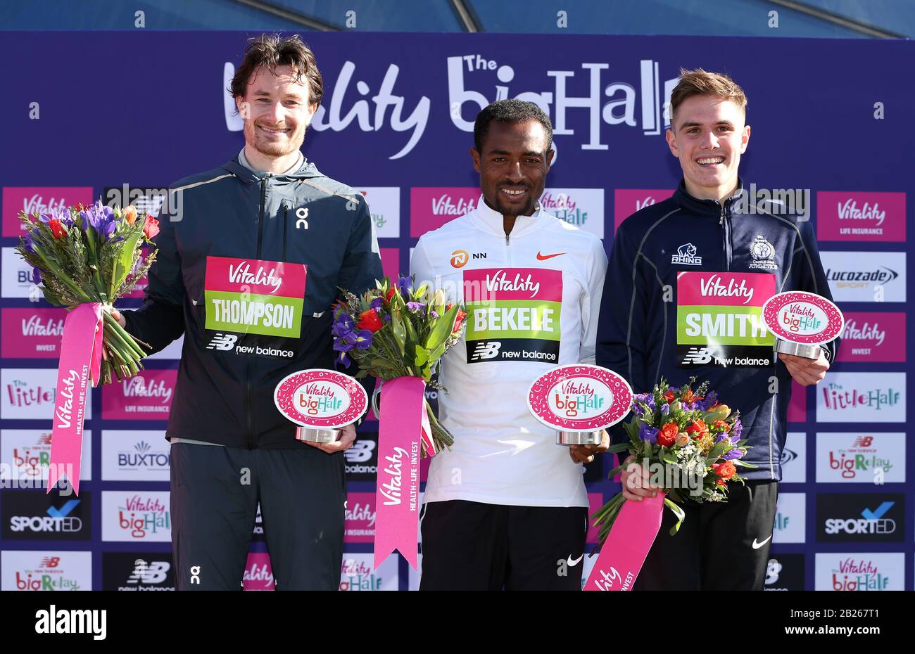 Le gagnant Kenenisa Bekele (au centre), le second a placé Chris Thompson et le troisième a placé Jake Smith après la course masculine pendant la grande Moitié vitalité de Londres. Banque D'Images