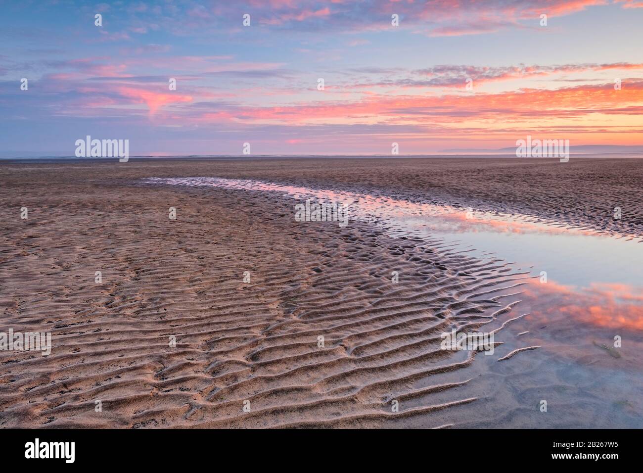 Ciel spectaculaire au coucher du soleil sur la côte du Devon du Nord, lueur romantique, magnifique, littoral, mer, côte, réflexions, style de vie, horizon, Sud-Ouest, Royaume-Uni Banque D'Images