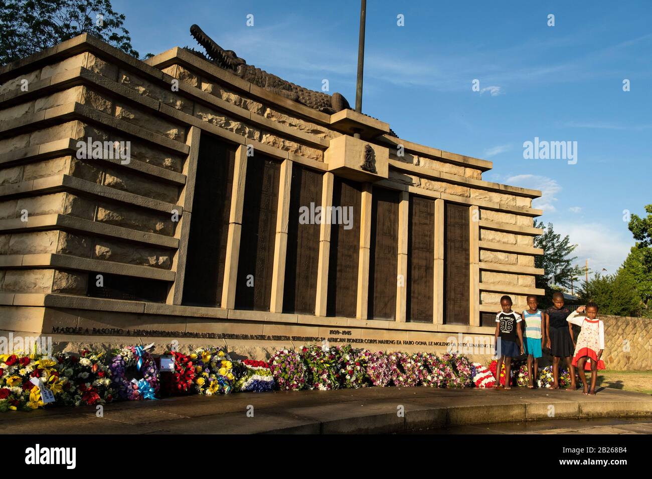 Enfants au mémorial de guerre, Maseru, Lesotho Banque D'Images