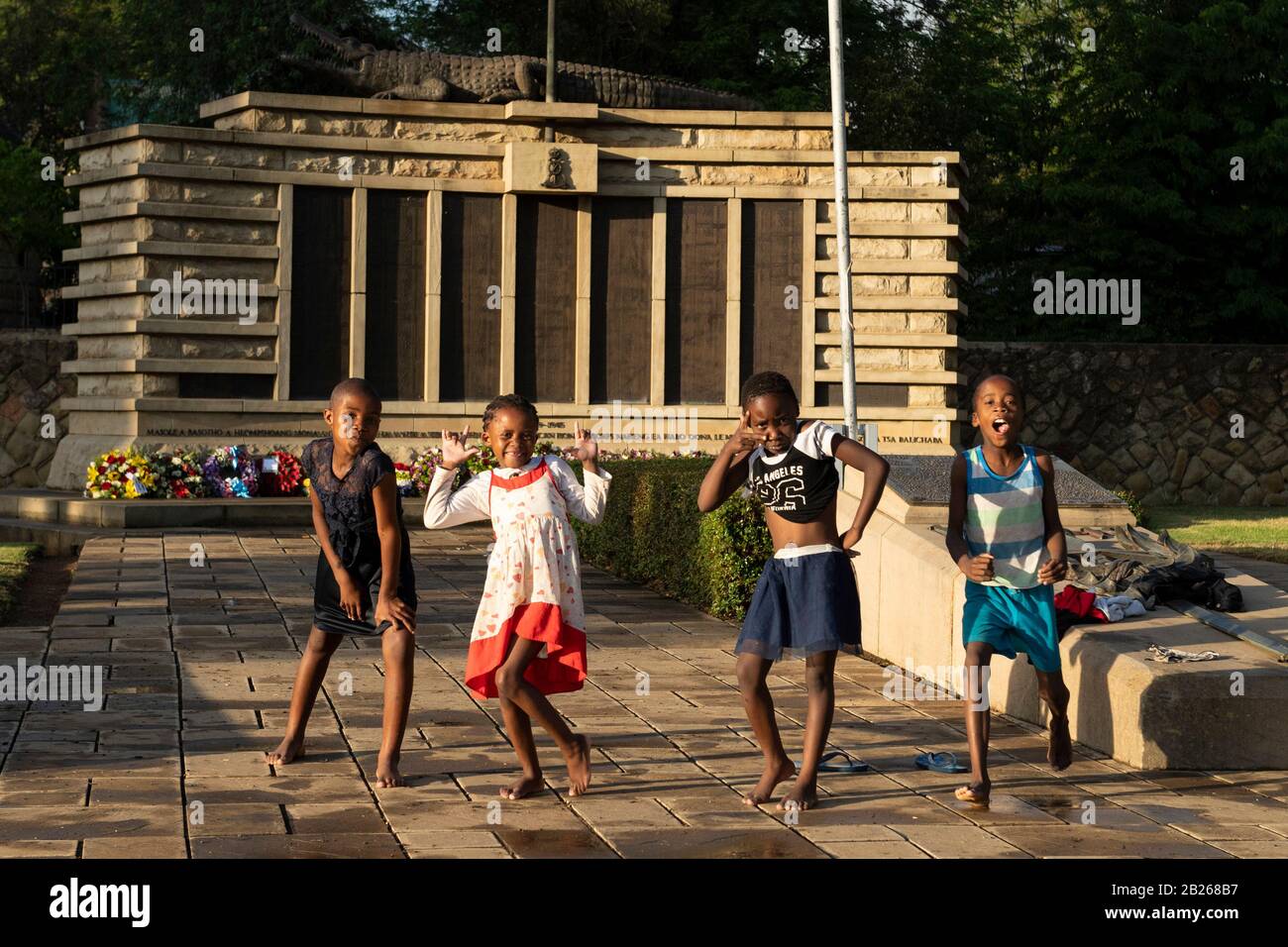 Enfants au mémorial de guerre, Maseru, Lesotho Banque D'Images