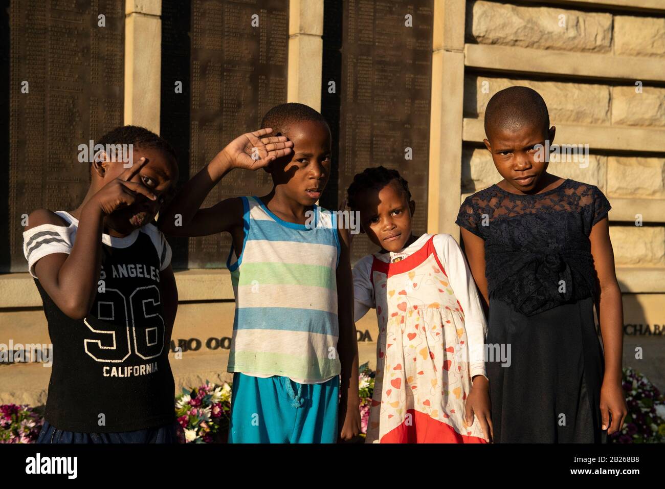 Enfants au mémorial de guerre, Maseru, Lesotho Banque D'Images