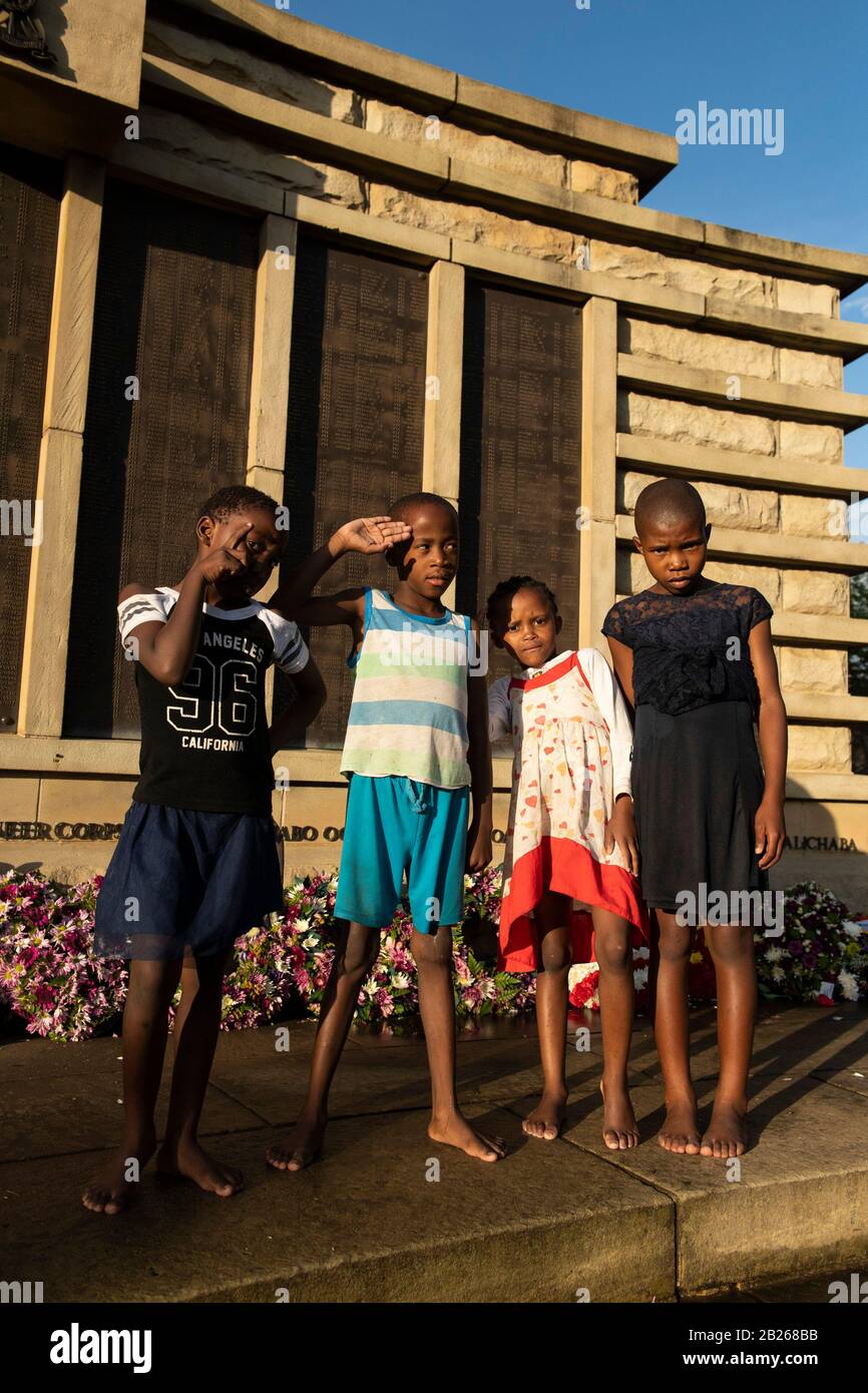 Enfants au mémorial de guerre, Maseru, Lesotho Banque D'Images