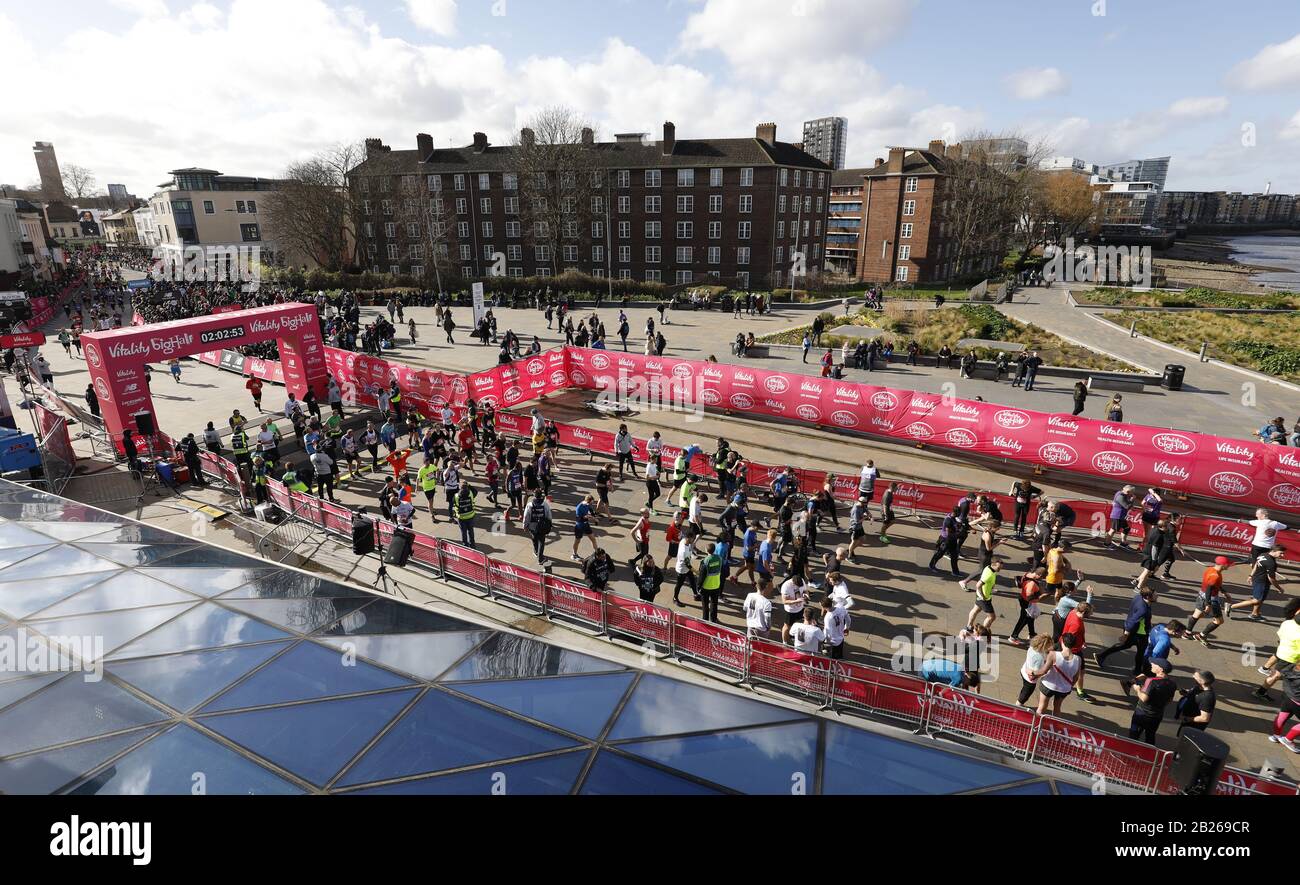 Les coureurs franchissent la ligne d'arrivée pendant La Vitality Big Half à Londres. Banque D'Images