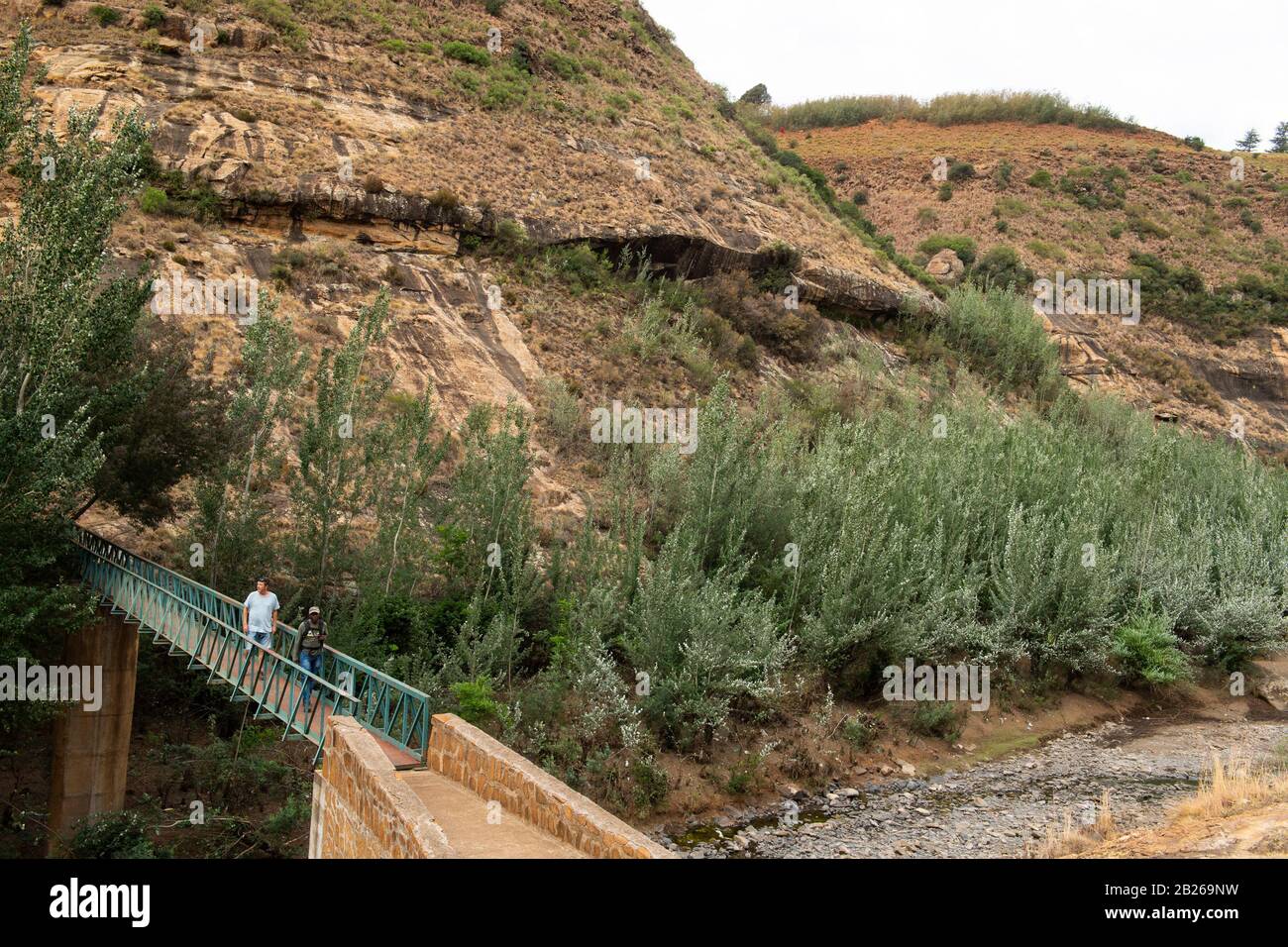 Pont de randonnée traversant la rivière Liphing jusqu'aux peintures rocheuses de Ha Baroana, au Lesotho Banque D'Images