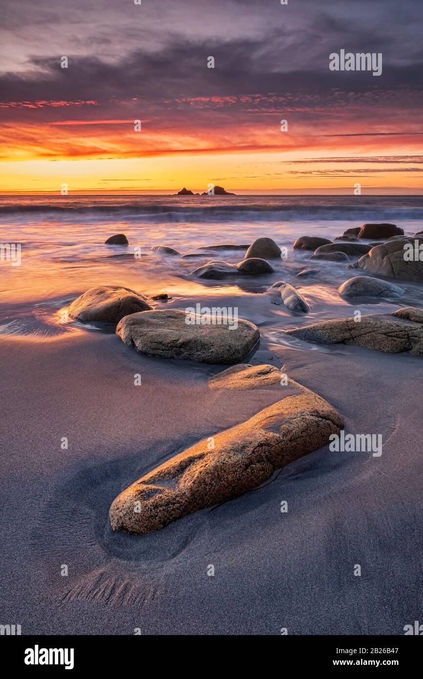 Coucher de soleil spectaculaire sur la plage à Cot Valley, Port Nanven, St Just, West Cornwall, romantique, Cornouailles, Sud-Ouest, blocs de granit Banque D'Images