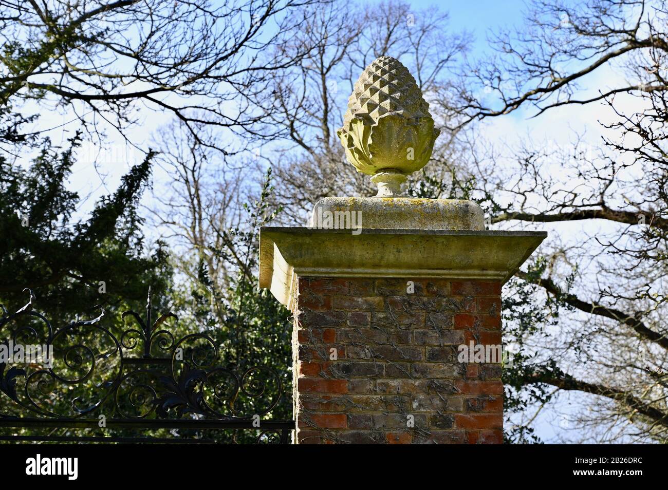 Pilier d'entrée avec décoration de cône de pin (parfois confondu avec un ananas). L'Église Paroissiale De Saint James. North Cray, Kent. ROYAUME-UNI Banque D'Images