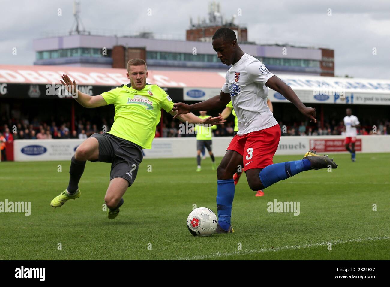 Liam Gordon de Dagenham et Redbridge et Matty Challoner de Chorley pendant Dagenham & Redbridge contre Chorley, Vanarama National League Football au Banque D'Images