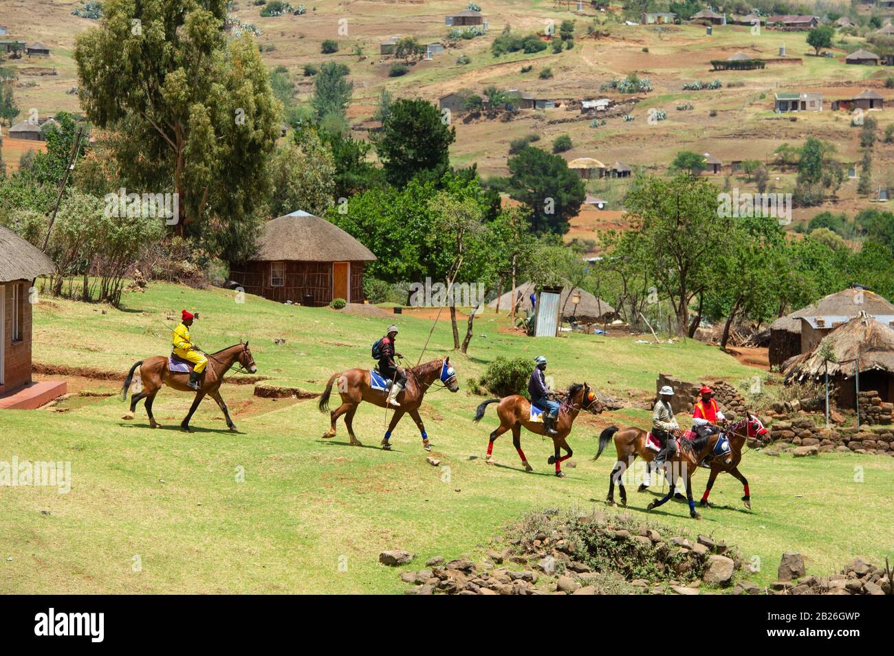 Des hommes arrivant à cheval lors d'une cérémonie d'initiation près de Pitseng (Leribe), Lesotho Banque D'Images