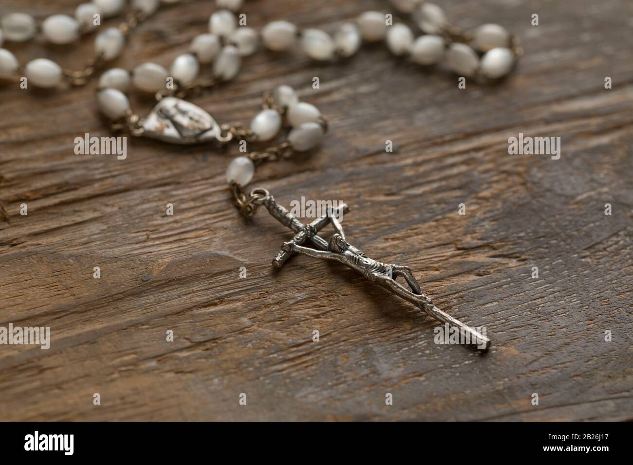 Rosaire catholique à une vieille table en bois près Banque D'Images