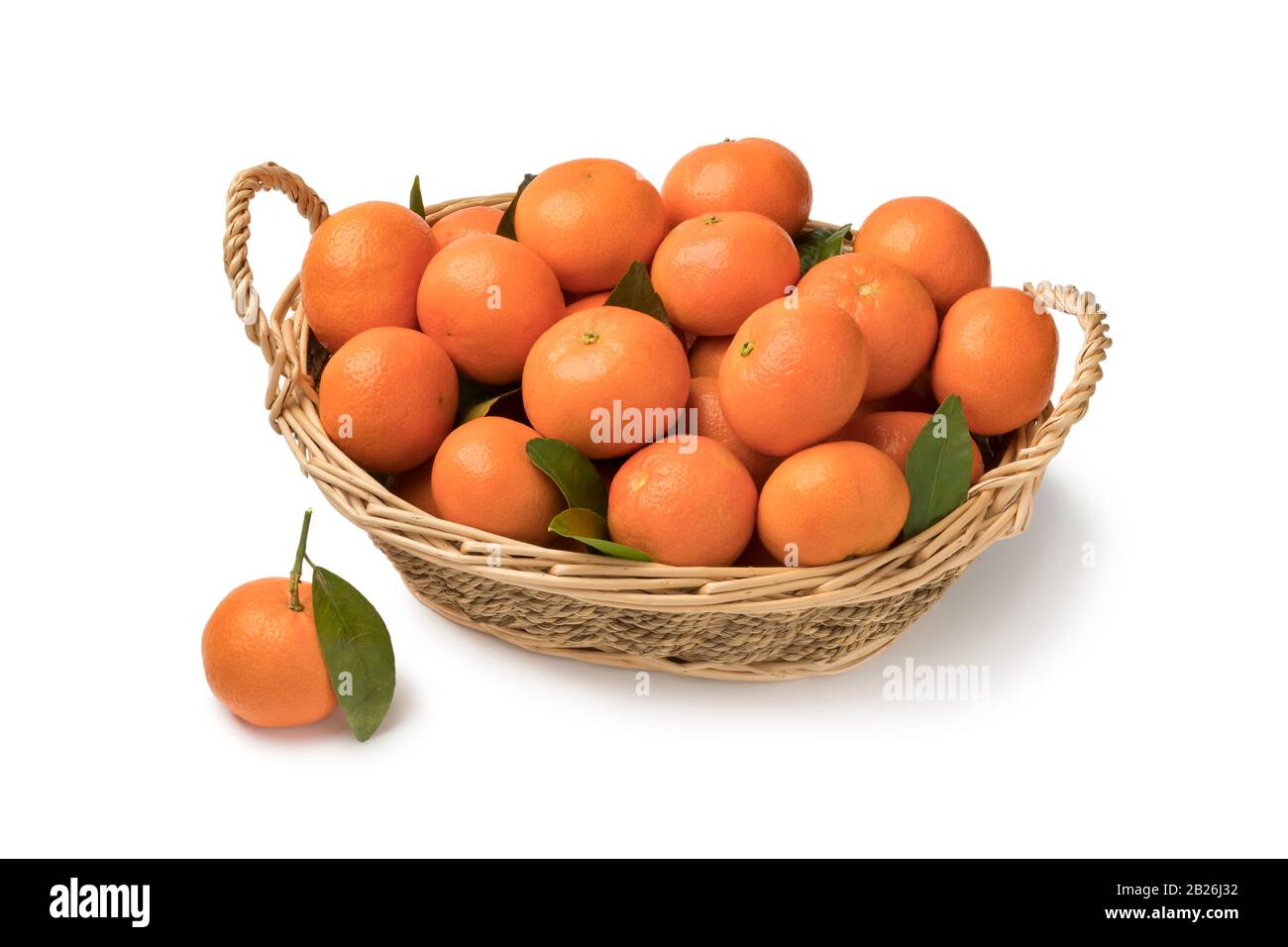 Panier avec fruits frais de mandarine et feuilles isolées sur fond blanc Banque D'Images