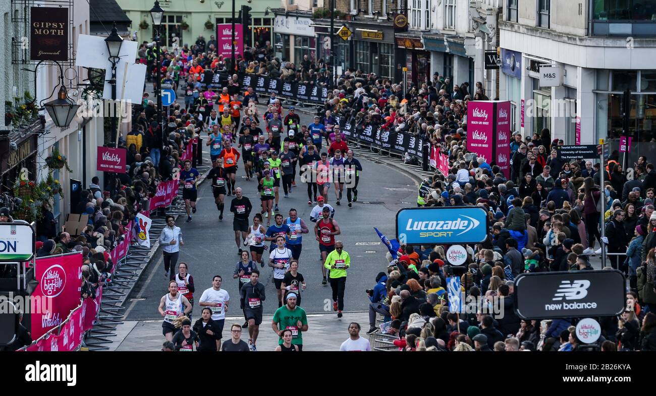 Une vue générale des coureurs qui descendent directement chez eux pendant la Vitality Big Half à Londres. Banque D'Images