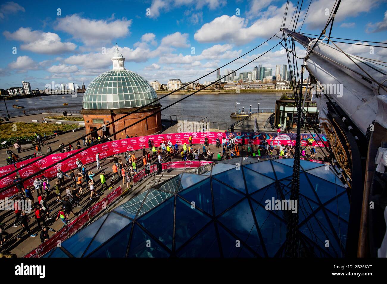 Une vue générale des coureurs par le Cutty Sark après avoir terminé la Vitality Big Half à Londres. Banque D'Images