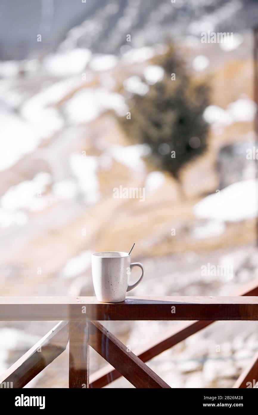 Café sur le balcon en bois dans les montagnes Banque D'Images