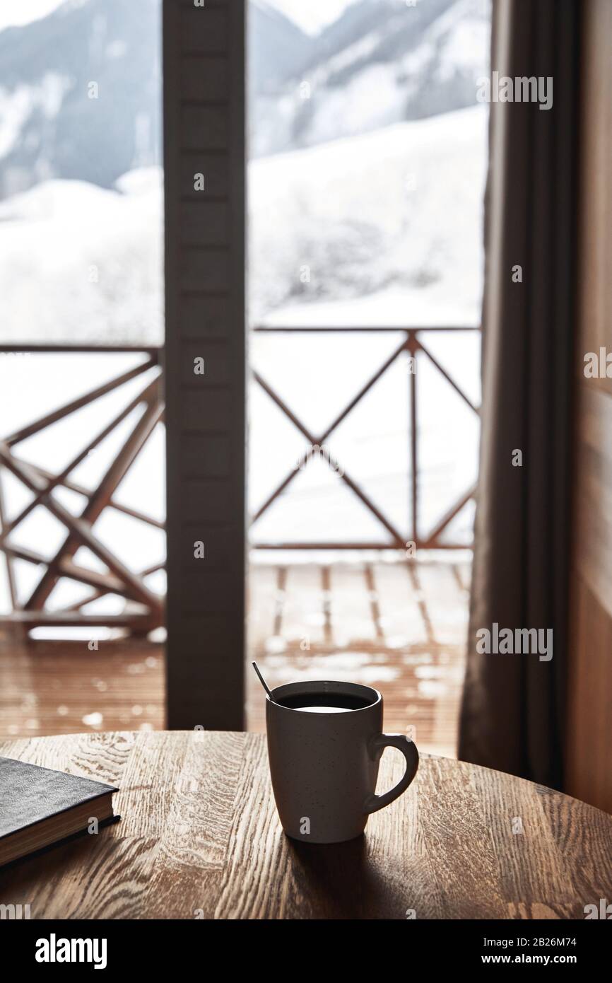 Café sur la table avec vue magnifique sur la montagne Banque D'Images