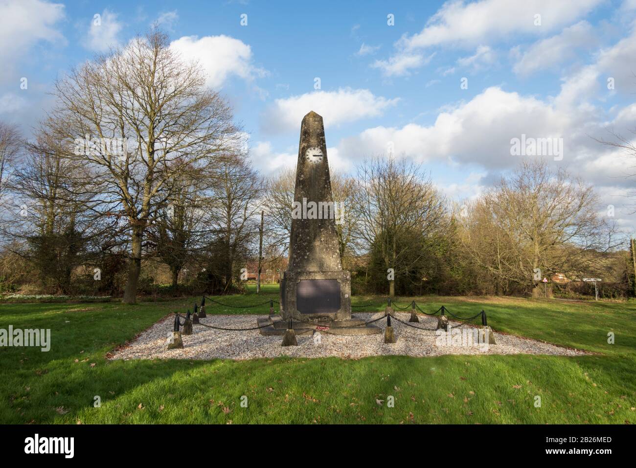 L'horloge du Mémorial de guerre de Leckhampstead commémore les villageois qui ont combattu et sont morts pendant la première Guerre mondiale et est faite d'objets militaires récupérés tels que des cas de coquille Banque D'Images