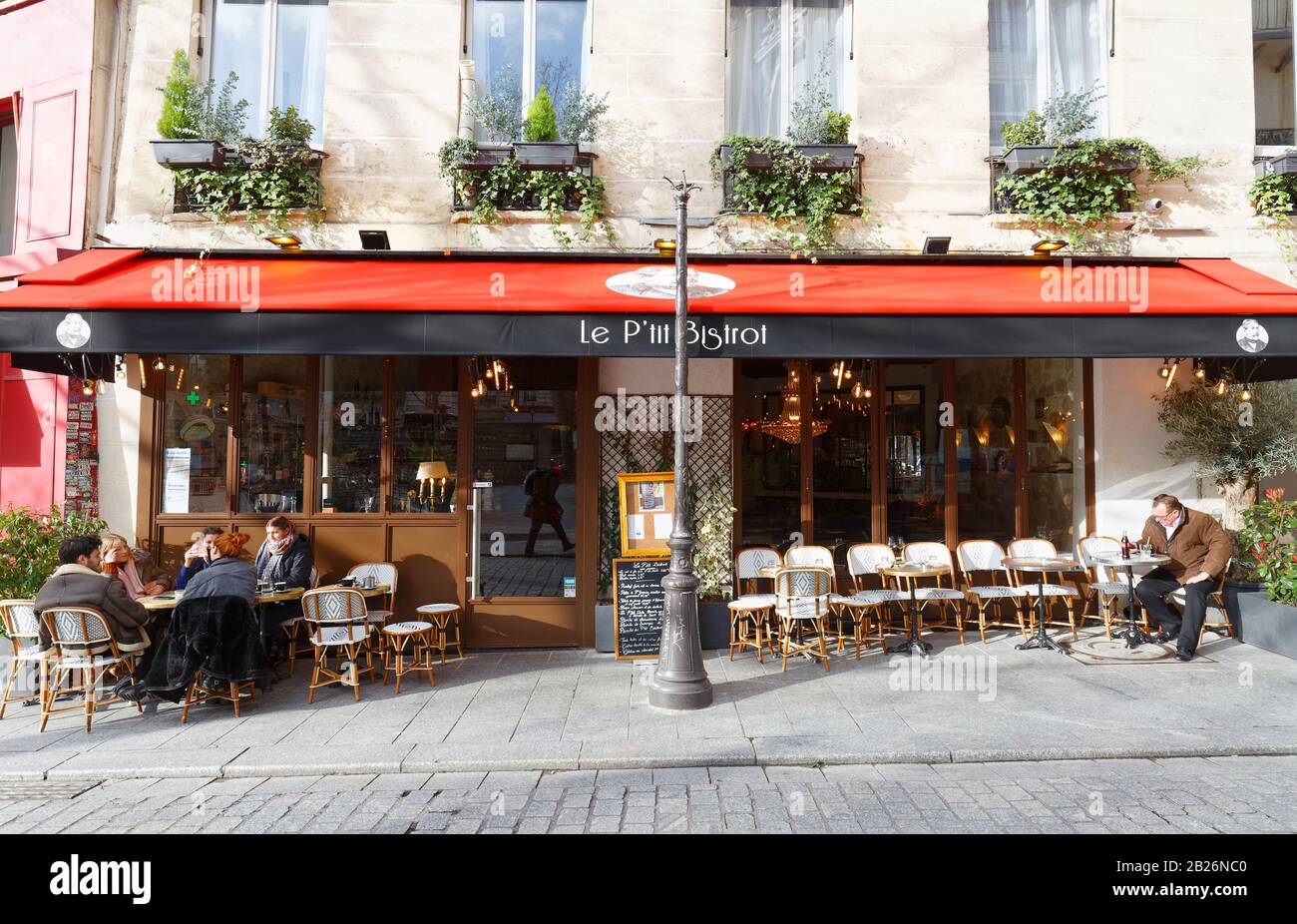 Le petit Bistrot est un café français traditionnel situé près de la porte  Saint Denis à Paris, en France Photo Stock - Alamy