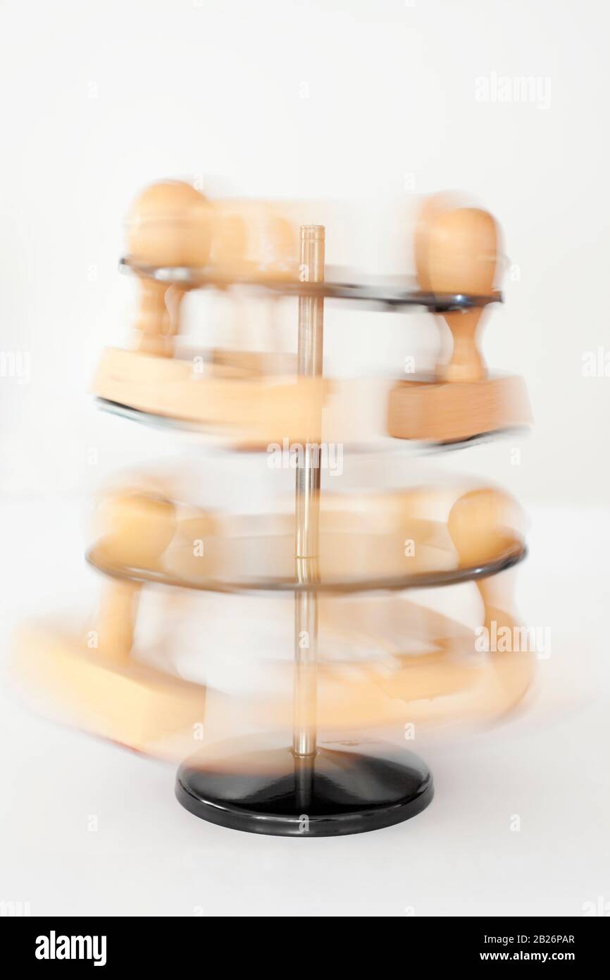 Mouvement brouillé merry-Go-round de timbres en bois dans un porte-timbres comme symbole de la bureaucratie Banque D'Images