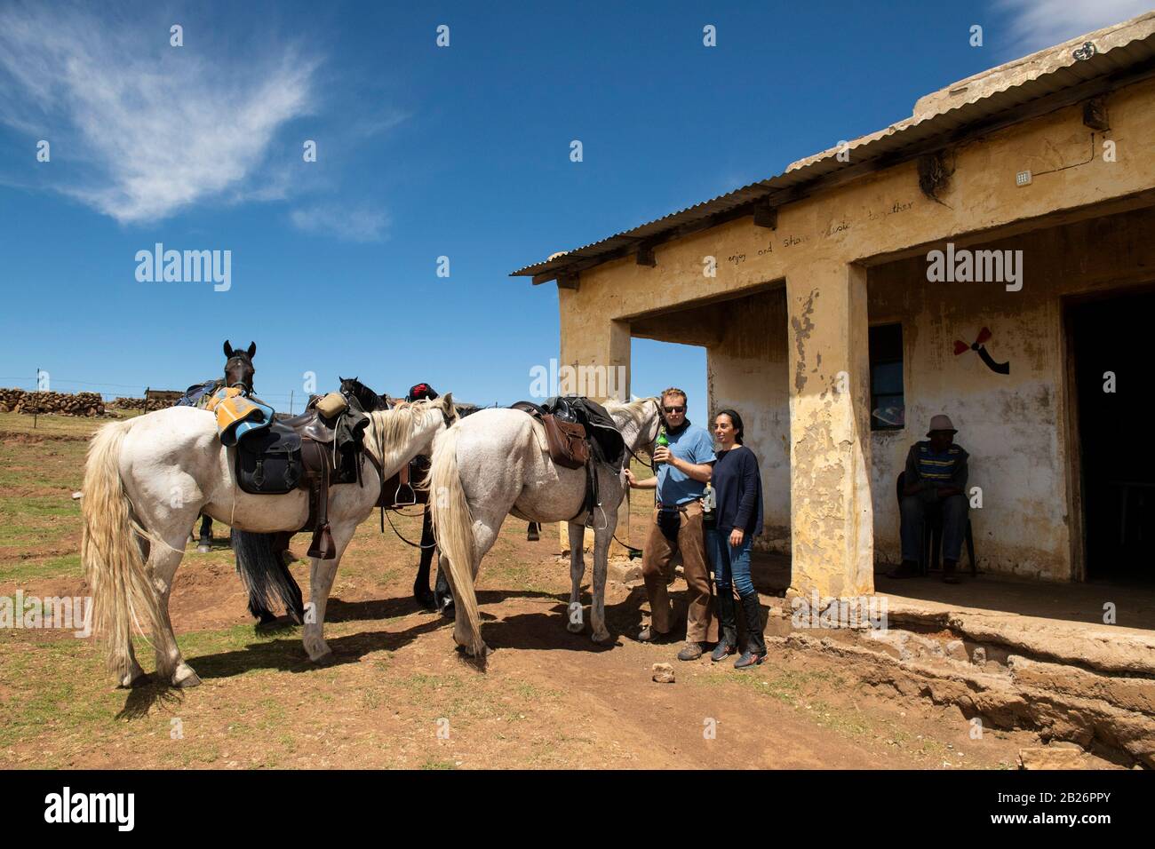 Cavaliers prenant une pause dans un bar local, le Lesotho Banque D'Images