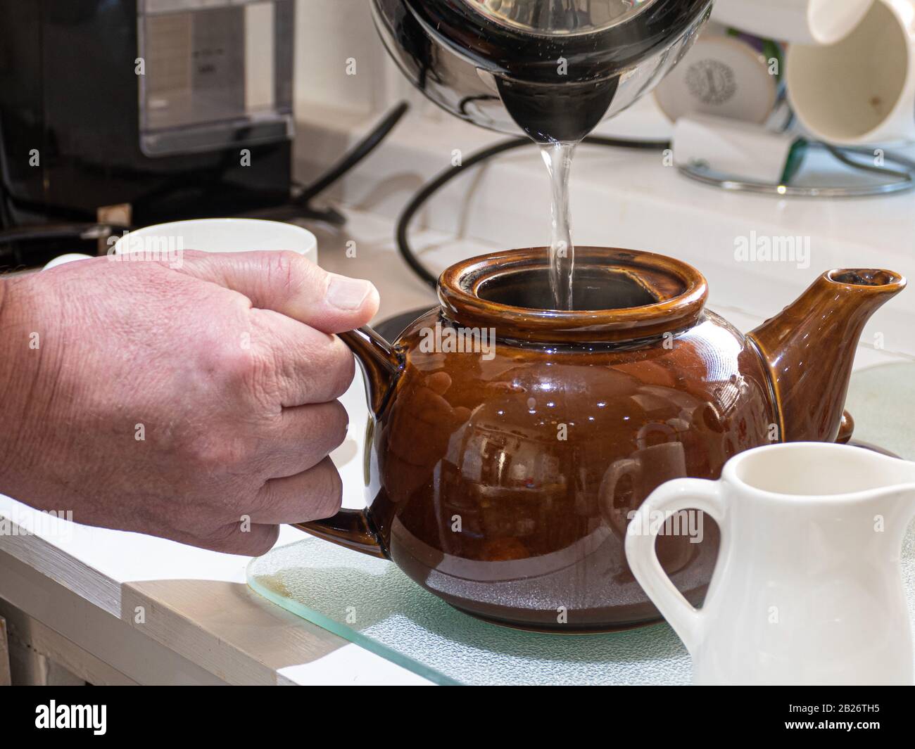 Homme faisant une tasse de thé Banque D'Images