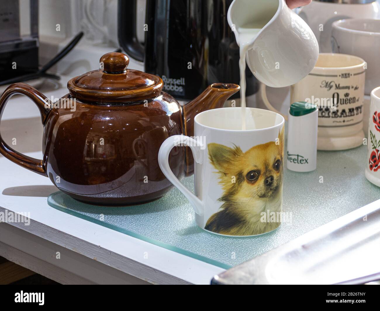 Homme faisant une tasse de thé Banque D'Images