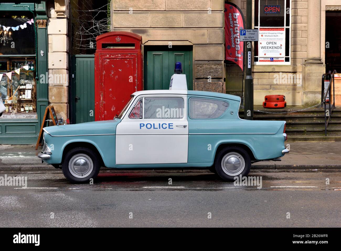 Ford Anglia, Police Car: Berline, Taille Du Moteur: 997cc; Couleur Extérieure: Bleu Lagon/Blanc Ermine,Bain Matlock,Derbyshire,Angleterre,Royaume-Uni Banque D'Images
