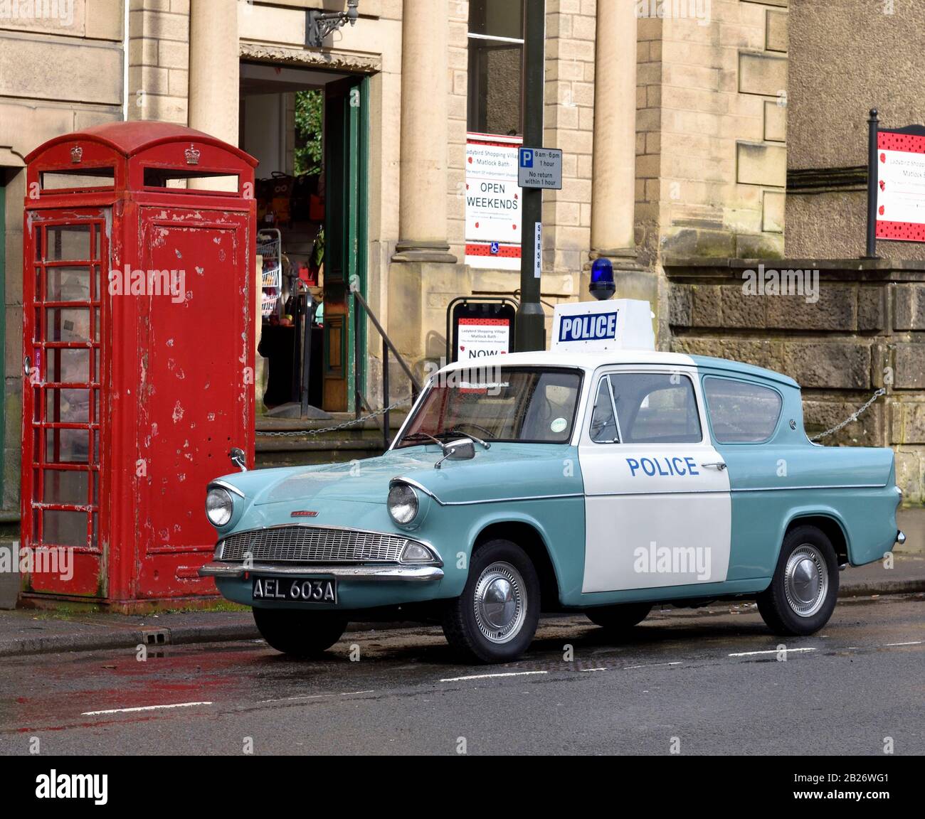 Ford Anglia, Police Car: Berline, Taille Du Moteur: 997cc; Couleur Extérieure: Bleu Lagon/Blanc Ermine,Bain Matlock,Derbyshire,Angleterre,Royaume-Uni Banque D'Images