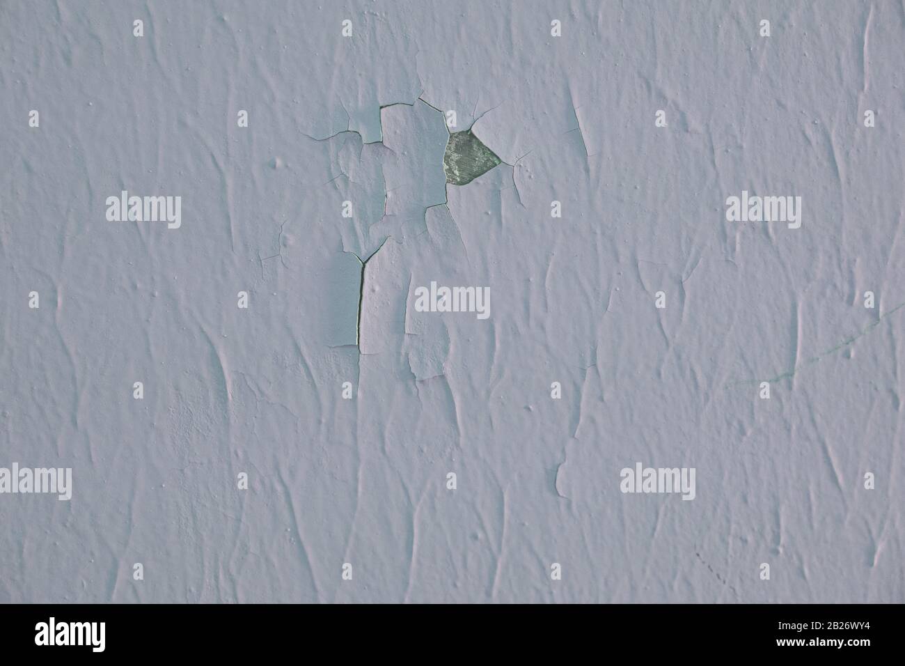 Mur gris peint fissuré recouvert de texture grise, fond naturel. Ancienne texture en béton avec fissures et trous. Banque D'Images