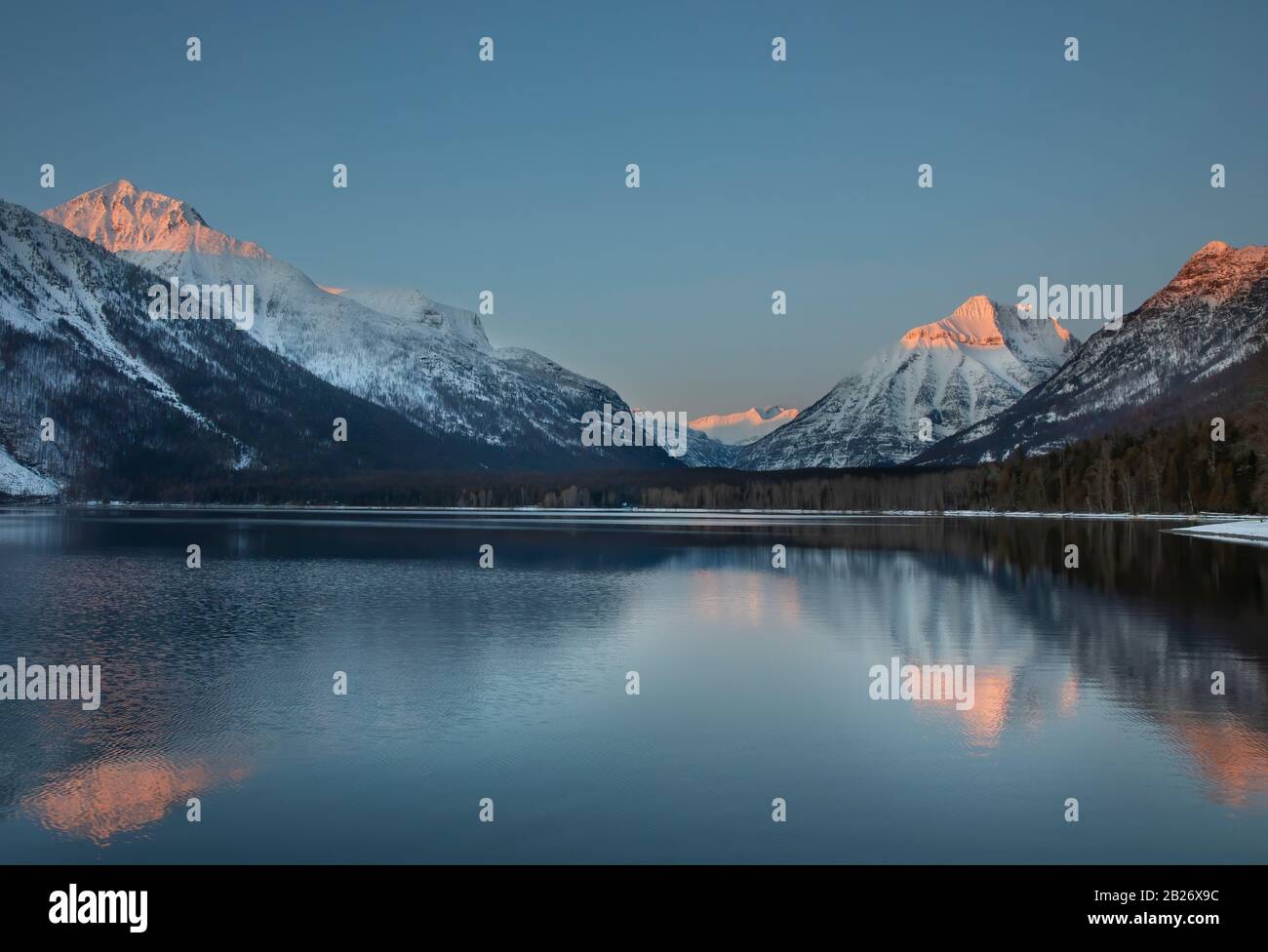 Lake McDonald coucher de soleil pics de montagne et réflexion, hiver dans le parc national de Glacier, Montana, États-Unis Banque D'Images