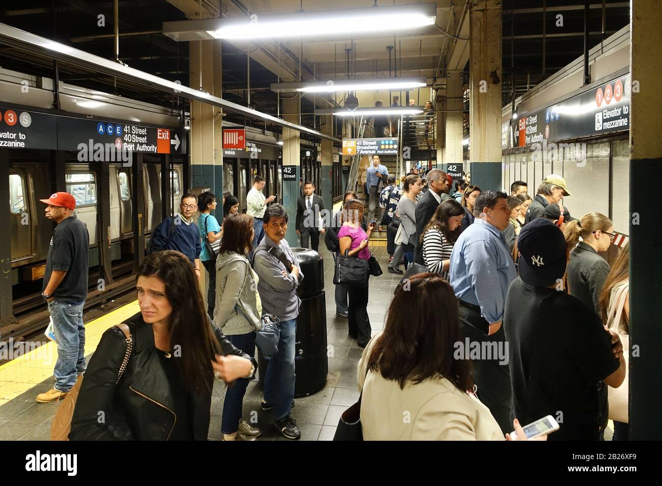 Les passagers en attente de train dans une station de métro à New York City Banque D'Images