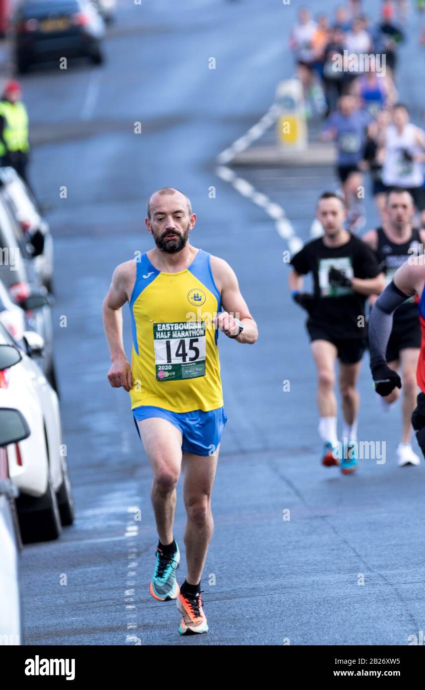 Eastbourne, East Sussex, Royaume-Uni. 1 mars 2020. Les coureurs se disputent le semi-marathon d'Eastbourne autour de ce difficile parcours en bord de mer. Crédit: Alan Fraser/Alay Live News Banque D'Images