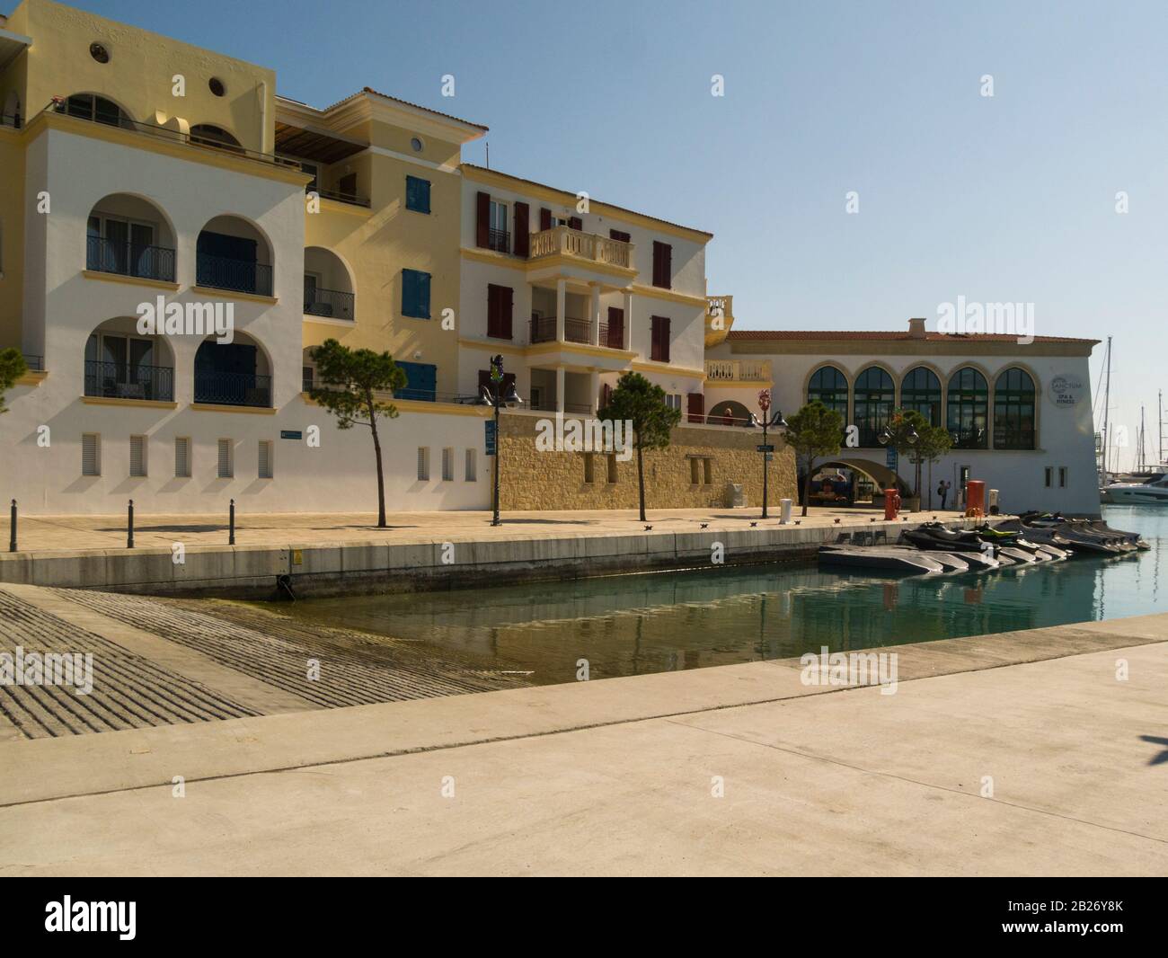 Appartement de luxe à quelques pâtés de maisons dans le port de plaisance de Limassol, Chypre, récemment développé, avec jet skis amarrés le beau temps de février Banque D'Images