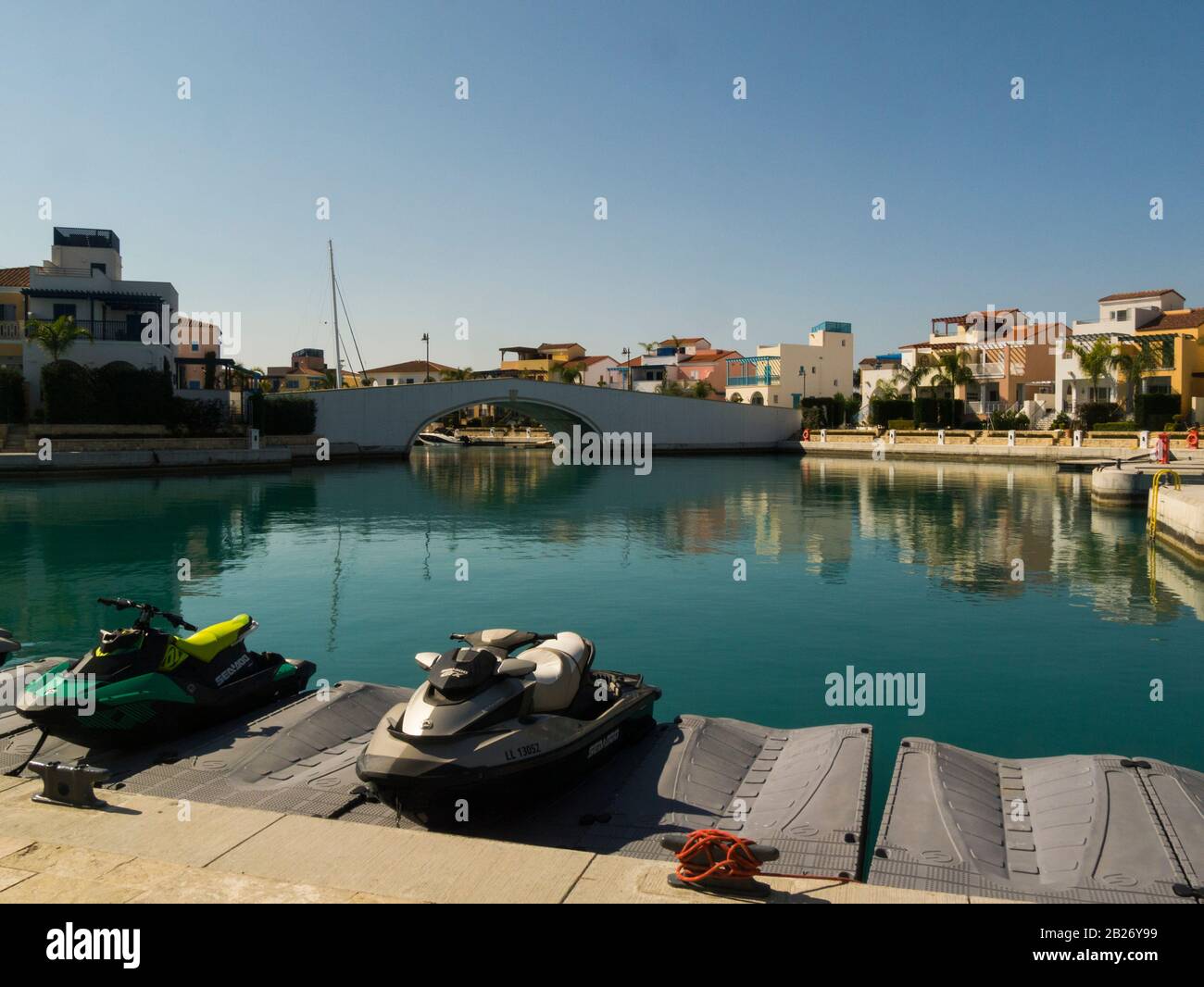 Vue sur la marina de Limassol dans le sud de Chypre un nouveau développement de marina de luxe avec jet skis amarrés Banque D'Images