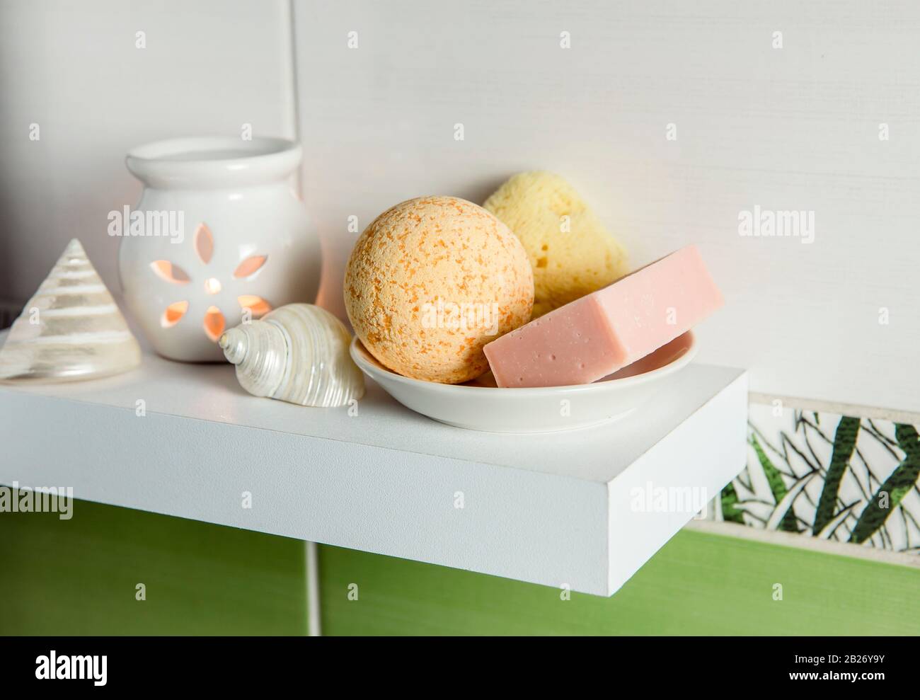 Produits de salle de bains sur simple étagère flottante intérieure dans la salle de bains. Banque D'Images