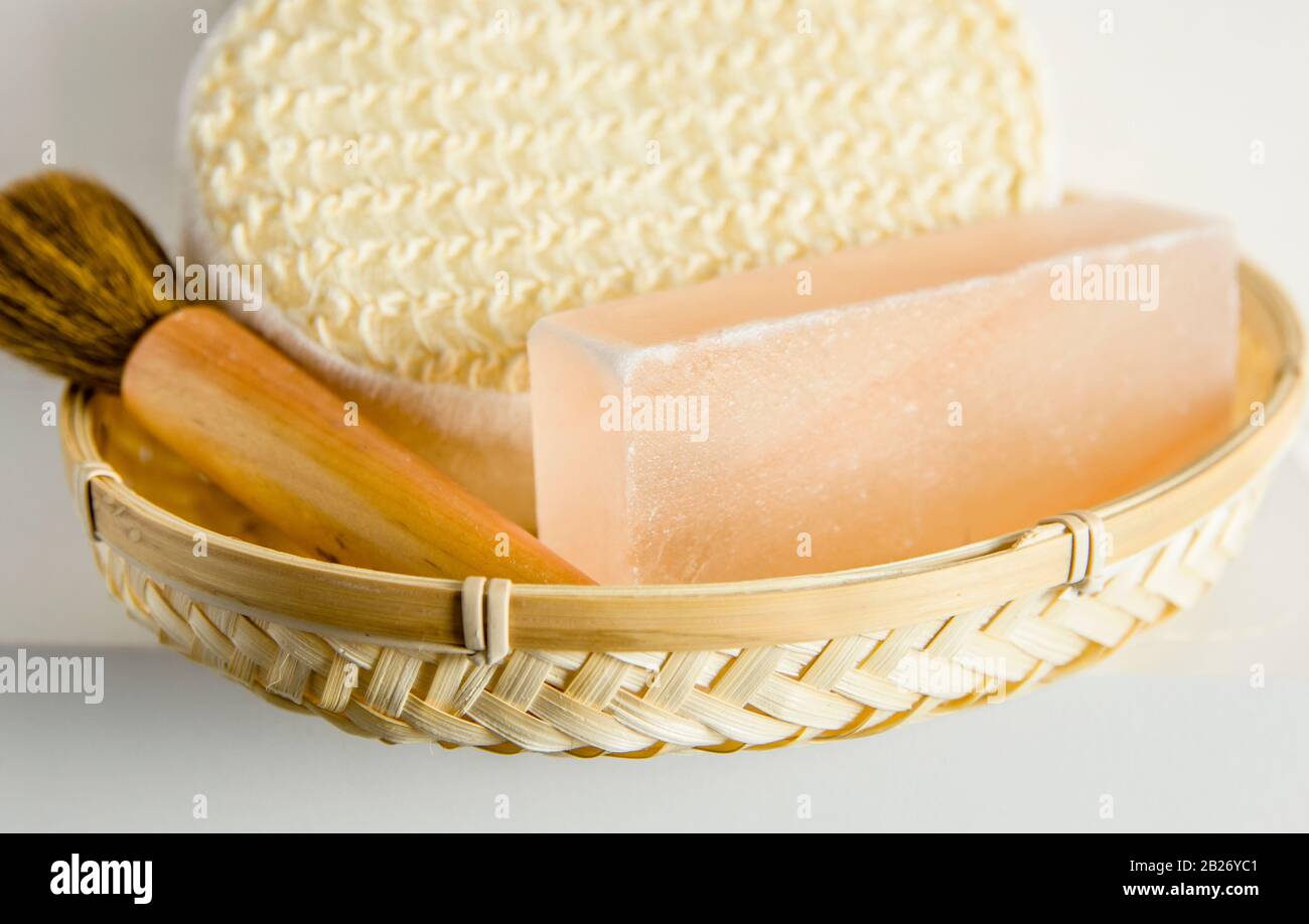 Bar de cristal himalayan orange Savon de sel sur plateau en bois avec éponge de nettoyage de bain dans la salle de bains. Banque D'Images