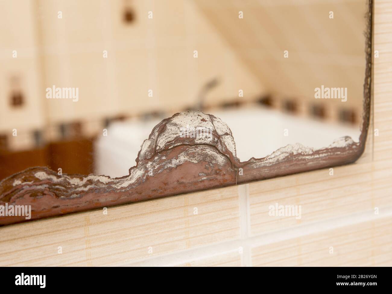 Miroir de salle de bains privée avec dégâts d'eau de l'intérieur humide à la maison. Banque D'Images