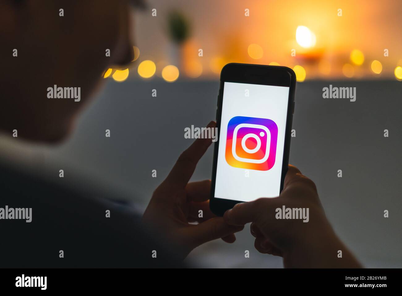 Téléphone entre les mains qui défilent dans Instagram. Une personne accro aux médias sociaux. Les jeunes passent beaucoup de temps sur un téléphone et Banque D'Images