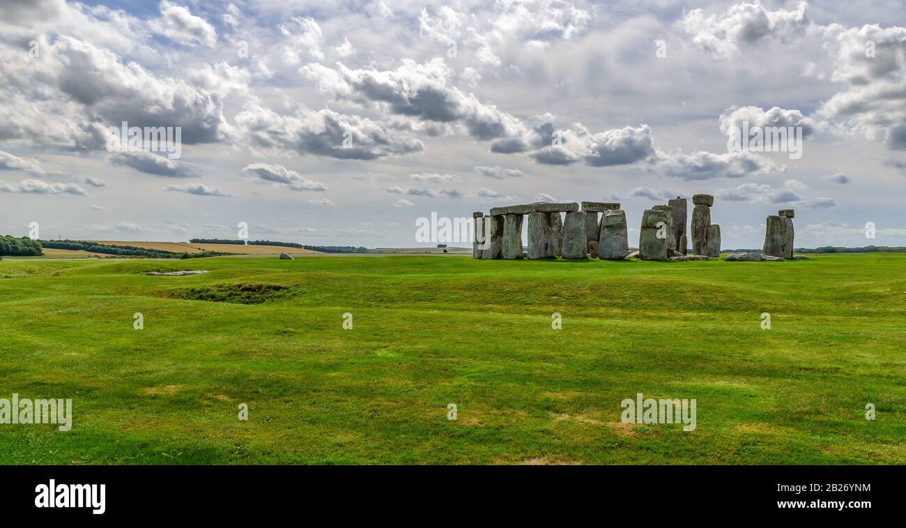 Stonehenge, nuages wispy, grand angle sans personne en prise Banque D'Images