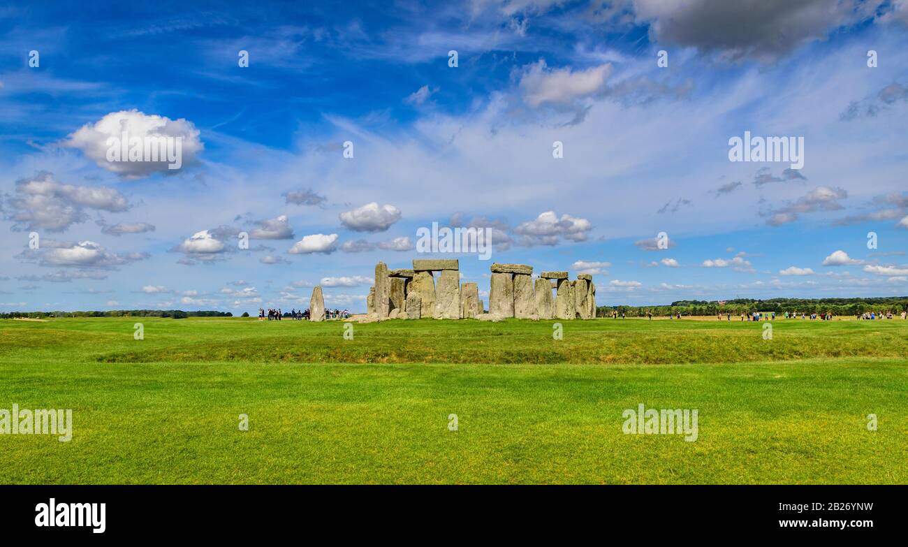 Stonehenge sur un jour lumineux, grand angle Banque D'Images