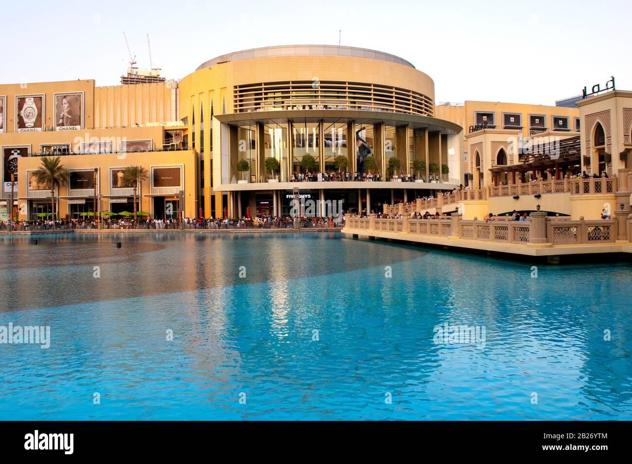 Dubaï / Émirats arabes Unis - 5 novembre 2019 : le plus grand centre commercial au monde. Extérieur du centre commercial de Dubaï avec touristes. Architecture moderne du centre commercial de Dubaï surpeuplée. Banque D'Images