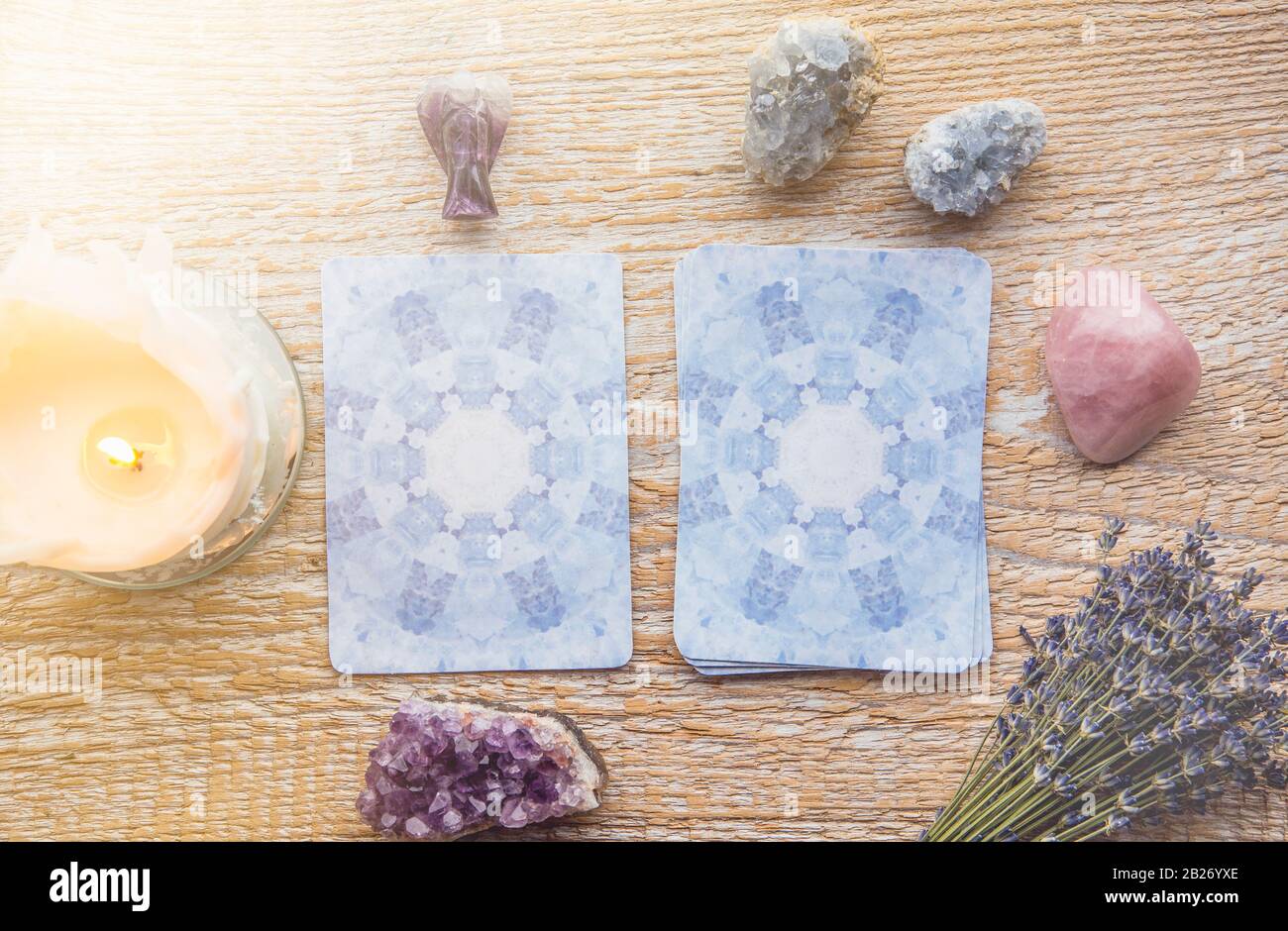 Terrasse avec cartes Angel de divination sur table en bois clair, entourée de cristaux de pierres semi-précieuses. Banque D'Images