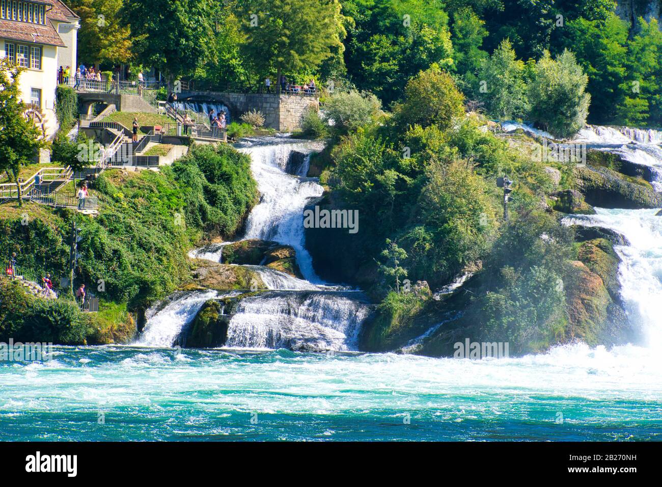 Le célèbre rhin tombe en suisse près de la ville de Schaffhausen - jour ensoleillé et ciel bleu Banque D'Images