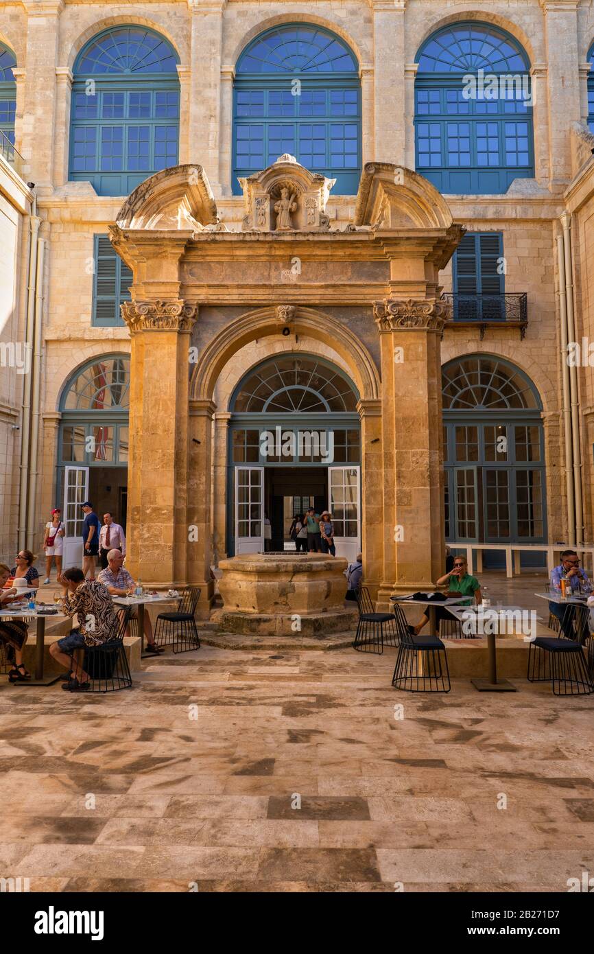 Musée national des beaux-arts de la Valette, Malte, cour intérieure avec portail voûté Banque D'Images