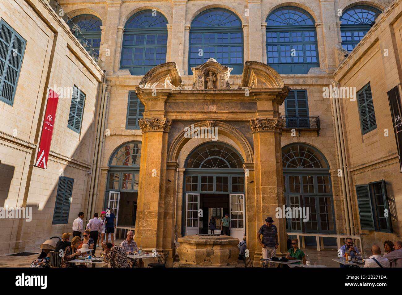 Musée national des beaux-arts de la Valette, Malte, cour intérieure avec portail voûté Banque D'Images